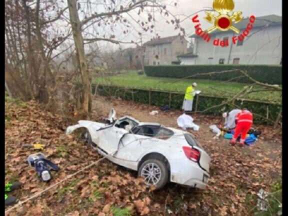 Tragedia Della Strada Auto Si Schianta Contro Un Albero Morti Due Giovani