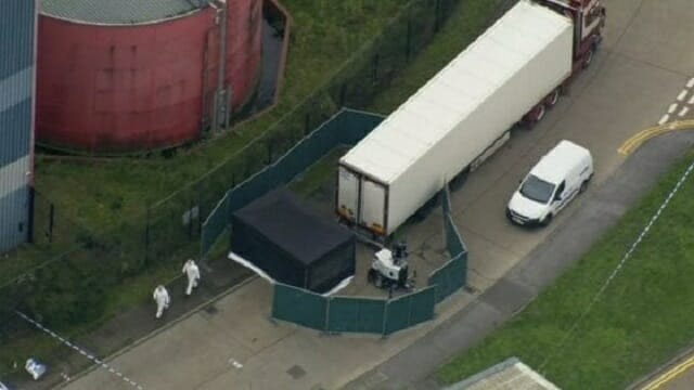 Regno Unito: trovati 39 cadaveri in un container, fermato camionista
