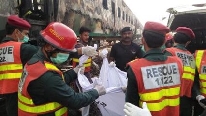Pakistan: treno in fiamme, 73 morti