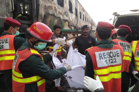 Pakistan: treno in fiamme, 73 morti