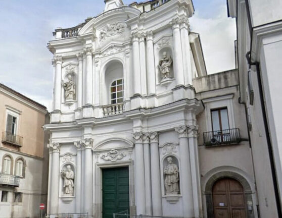 Coronavirus, si riuniscono in segreto per celebrare una messa