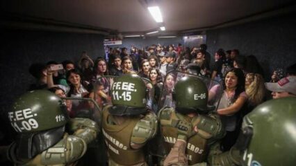 Cile, dichiarato lo stato di emergenza dopo una giornata di violenti scontri.