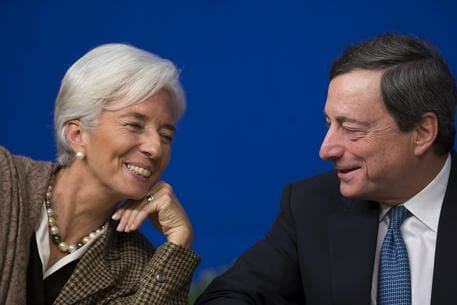 L’addio di Draghi e il passaggio di testimone con la Lagarde, l’omaggio di Europa e Italia