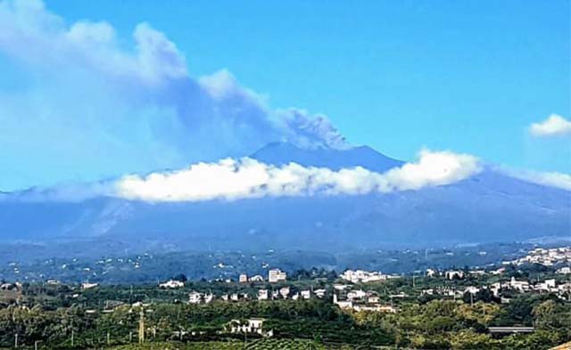 Catania: chiuso parzialmente lo spazio aereo, nuove eruzioni dell’Etna