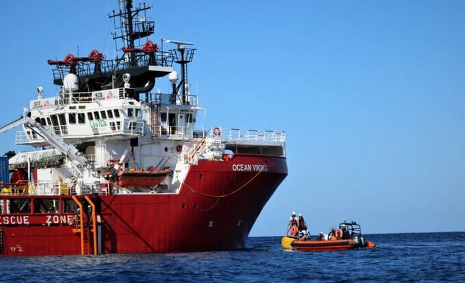 I migranti della Ocean Viking sbarcheranno in Italia: il porto sicuro è Pozzallo