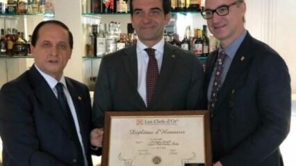 Napoli, Il GM del Grand Hotel Oriente di Napoli insignito del “Diplome d’Honneur” da “Les Clefs d’Or”