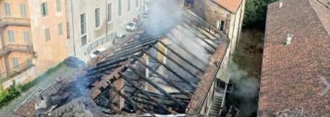 Torino brucia il tetto della Cavallerizza, patrimonio dell’Unesco