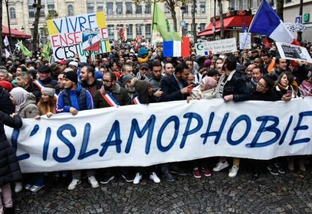 A Parigi manifestazione contro l’islamfobia. La forze politiche sono divise
