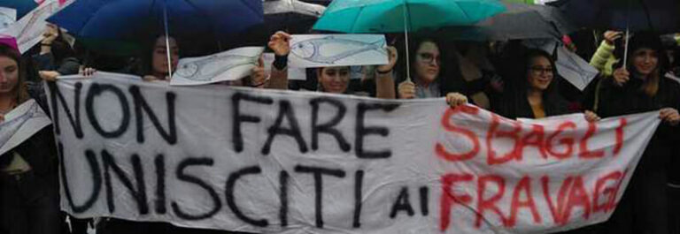 Salvini a Sorrento, protesta coi «fravagli» e a Napoli striscioni in Galleria