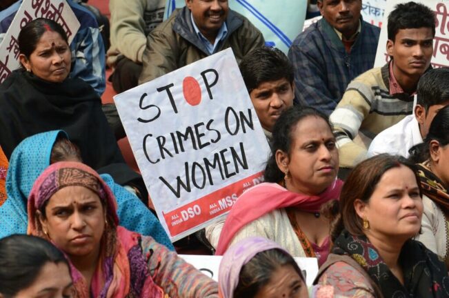 India: 4 uomini stuprano, uccidono e bruciano una ragazza di 27 anni
