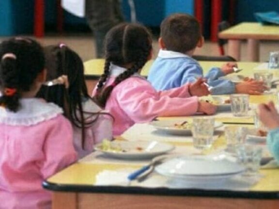 «Non hai le posate, niente pranzo»: non può mangiare a scuola