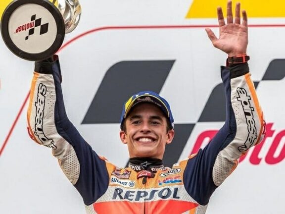 MotoGp, Marquez non molla niente: lo spagnolo vince a Valencia
