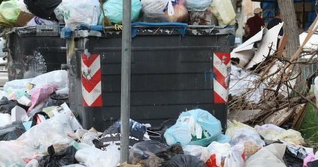 Napoli: emergenza rifiuti, strade come discariche