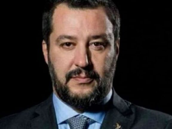 Salvini aggredito, gli strappano rosario e camicia