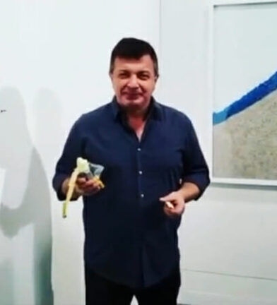 Un artista si è mangiato la banana da 120mila euro di Maurizio Cattelan