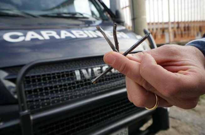 Cronaca: chiodi in strada, denunciato gommista