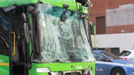 Milano: scontro bus-camion rifiuti, una donna è in coma