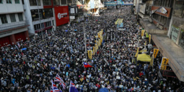 Hong Kong: decine di migliaia di persone hanno partecipato a una nuova manifestazione