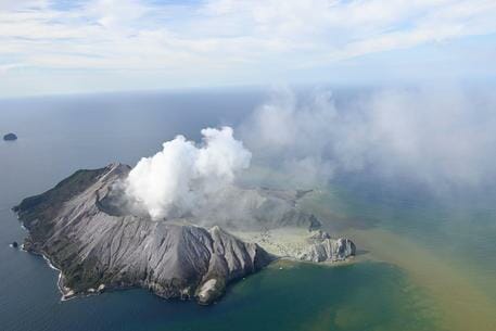 Erutta vulcano in Nuova Zelanda, almeno 5 morti, turisti dispersi