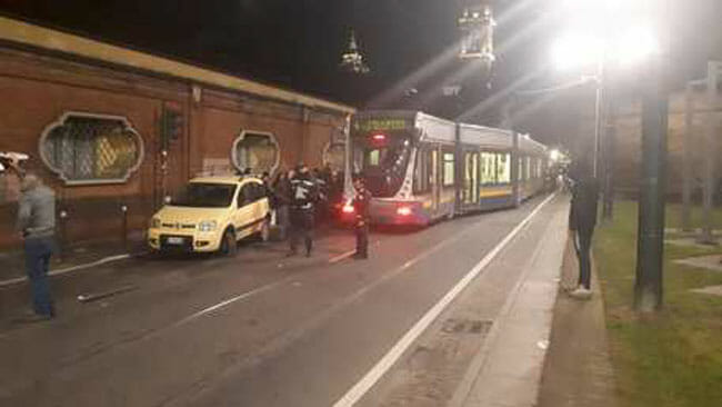 Torino: tram in retromarcia urta auto dei vigili