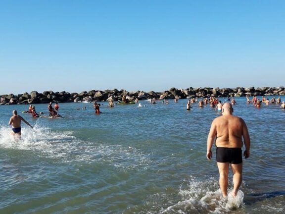 Epifania: 266 si tuffano in mare di Pisa