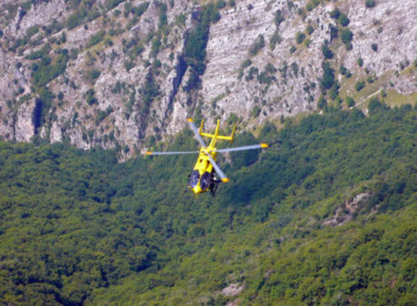 Precipitano da Apuane, due morti