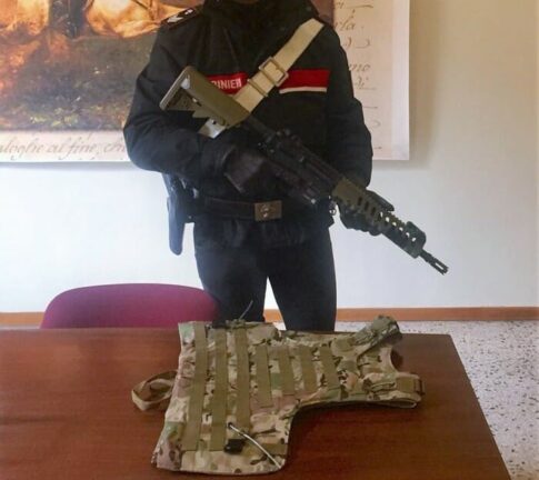 In mimetica e fucile, 14enne crea panico