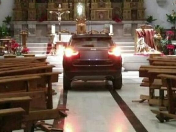 Spagna: entra in Chiesa con il Suv, ‘sono posseduto’