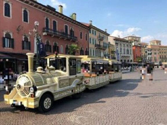 Verona: trenino dei turisti contro una vetrina: 3 feriti