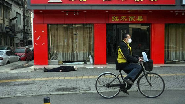 Coronavirus, a Wuhan: uomo lasciato morire per paura