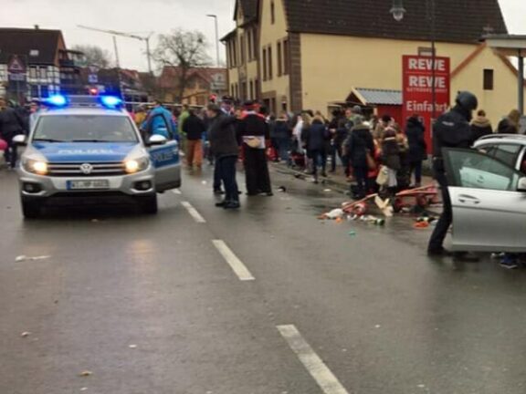 Germania: auto piomba sulla folla al corteo di Carnevale, persone a terra e diversi feriti