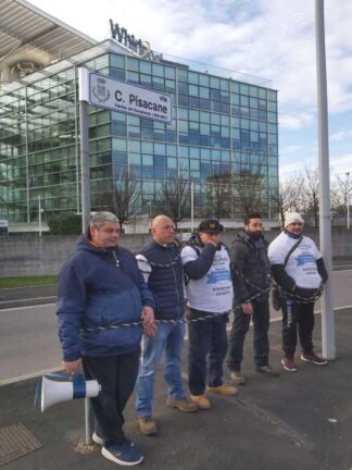 Embraco: lavoratori incatenati davanti sede Whirpool di Pero