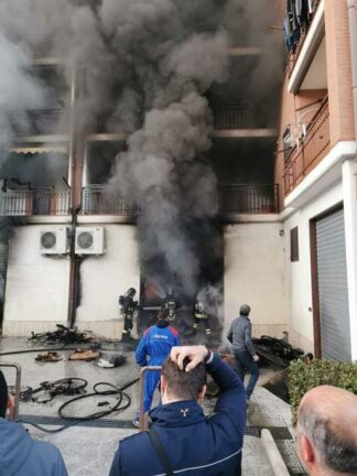 Incendio distrugge negozio nel Foggiano