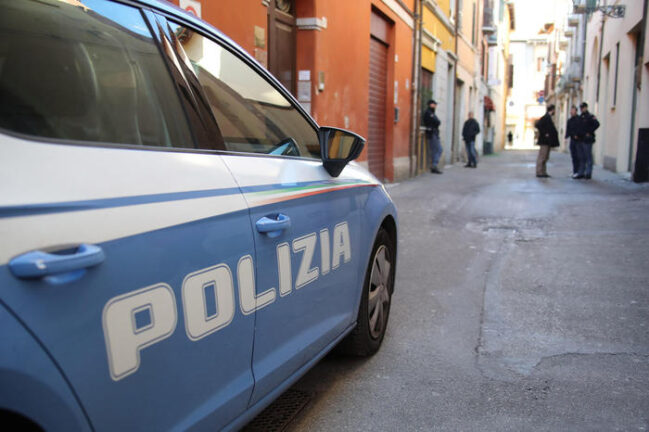 Udine, straniero minaccia poliziotti in questura: “Vi taglio la gola”