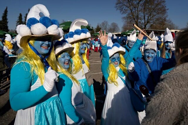 Francia, raduno di 3500 persone vestite da puffi: “Pufferemo il coronavirus”