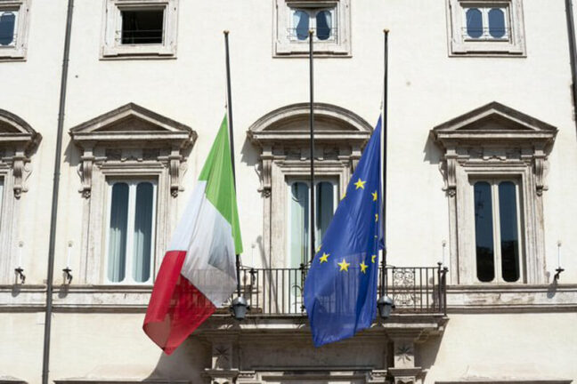 Bandiere a mezz’asta, l’Italia unita nel lutto per le vittime del Coronavirus