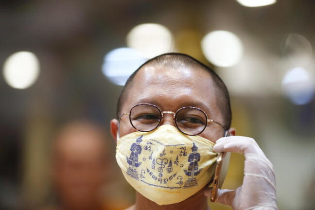 Da monaci buddisti mascherine-preghiera