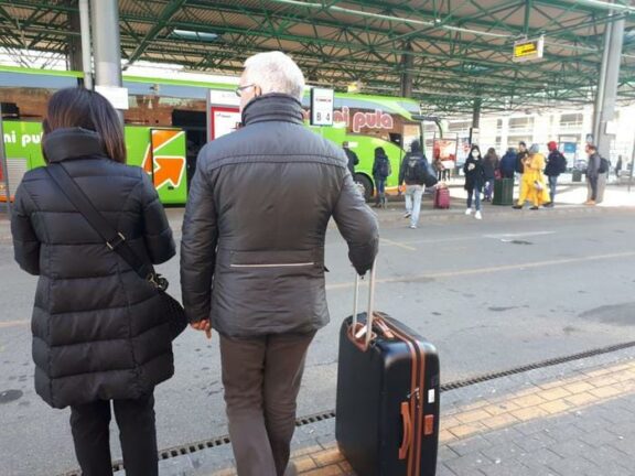 Terminal bus Milano affollato dall’alba, studenti rientrano al Sud