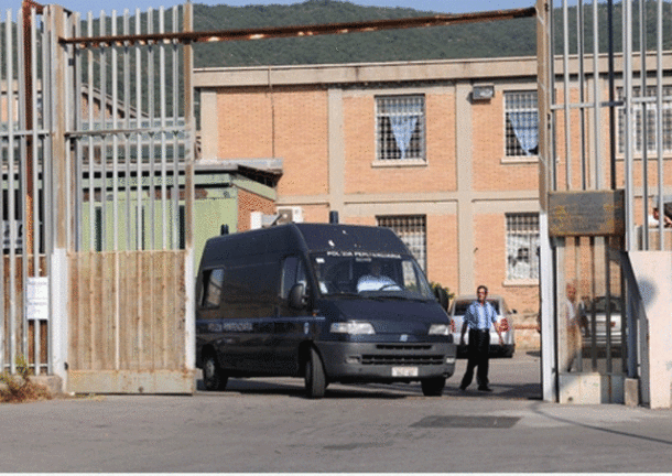 Stop colloqui, rivolta in carcere Salerno