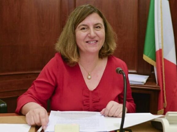 Catalfo: “Ok bonus baby sitter. Licenziamenti sospesi