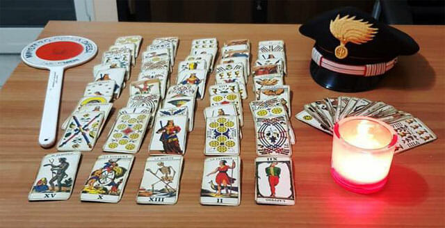 Da fuoco alla villa del marito, letto nei Tarocchi