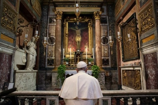 Papa Francesco prega al crocifisso che fece finire la Grande Peste
