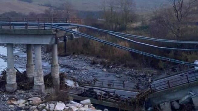 Toscana: crolla ponte sopra il fiume Paglia, nel senese