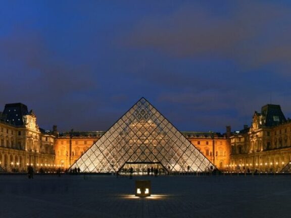 Francia: coronavirus chiuso anche il Louvre di Parigi