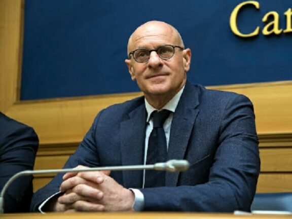 Rampelli si ribella alla Ue: via bandiera da ufficio della Camera