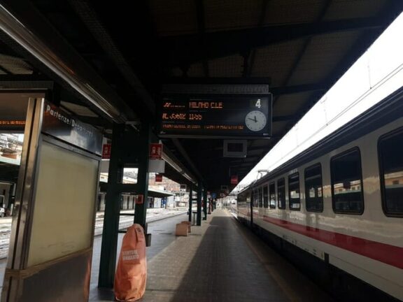 Ragazzina 14enne investita e uccisa dal treno: stava attraversando i binari