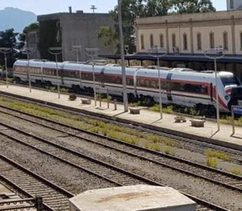 Blue Whale sui binari e selfie con amici