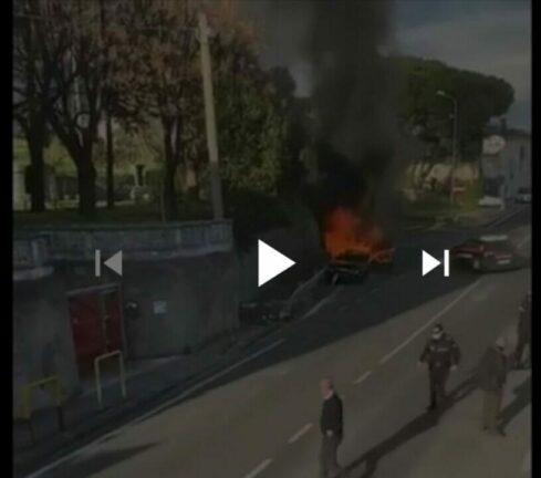 Salerno: scappa al posto di blocco e aggredisce i Carabinieri. Ecco il video