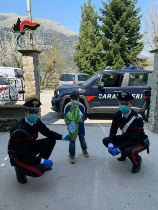 I Carabinieri aiutano una famiglia e donano 105 uova di Pasqua per i bambini