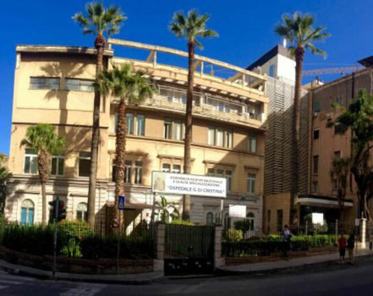 Palermo, bimba con febbre attende 8 ore esito tampone davanti ospedale